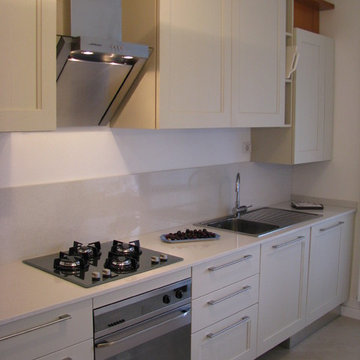 Cucina lineare con anta telaio frassino laccato poro aperto e top in agglomerato