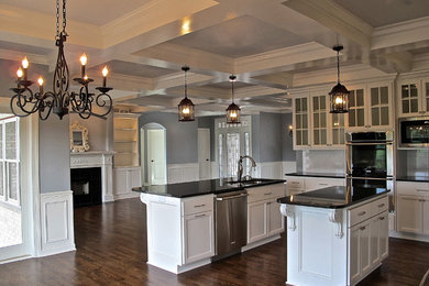 Inspiration for a timeless kitchen remodel in Milwaukee