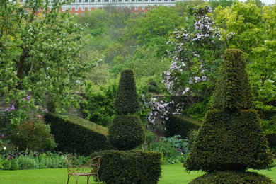 Cette photo montre un grand jardin à la française arrière chic.