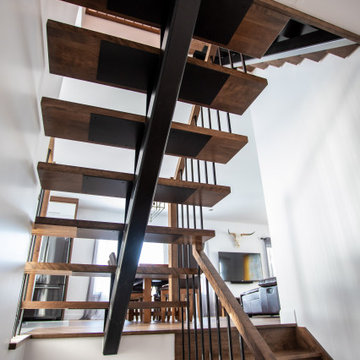 Staicase with central metal stringer/Escalier limon central de fer