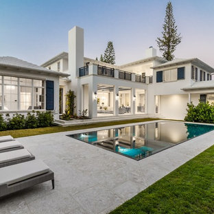 Maritimer Pool hinter dem Haus in rechteckiger Form in Miami