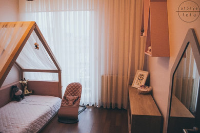 Ejemplo de dormitorio infantil de 1 a 3 años nórdico pequeño con paredes rosas y suelo de madera oscura
