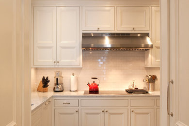 Kitchen - traditional kitchen idea in New York