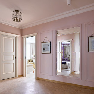 他の地域のトランジショナルスタイルのおしゃれな玄関 (ピンクの壁) の写真
