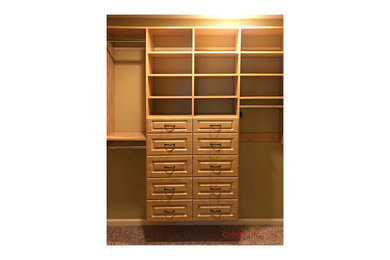Imagen de armario vestidor clásico con puertas de armario de madera clara, moqueta y suelo beige