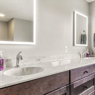 Bäder mit Terrazzo-Waschbecken/Waschtisch und bunter Waschtischplatte