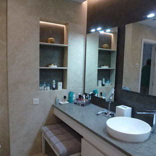 Ispirazione per una stanza da bagno padronale moderna di medie dimensioni con ante lisce, ante beige, doccia a filo pavimento, WC sospeso, piastrelle beige, piastrelle di marmo, pareti beige, pavimento in marmo, lavabo a bacinella, top in marmo, pavimento beige, porta doccia scorrevole e top verde