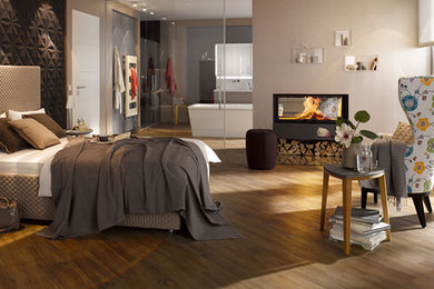 Großes Modernes Hauptschlafzimmer mit weißer Wandfarbe, hellem Holzboden, Kamin und beigem Boden in Nürnberg