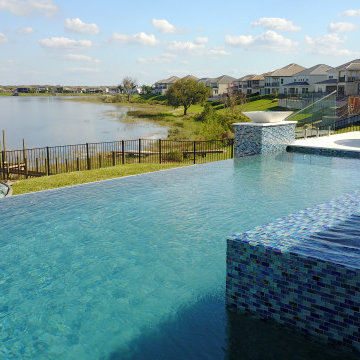 400 - Lakeside Infinity Pool with Spa