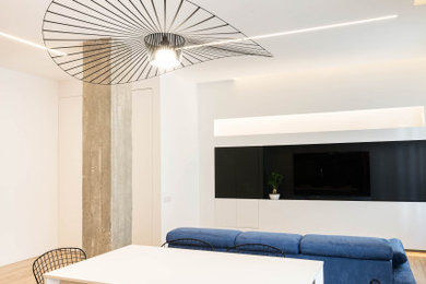 Immagine di una grande sala da pranzo aperta verso il soggiorno moderna con pareti bianche, pavimento in legno massello medio, pavimento marrone, travi a vista e pannellatura