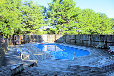 Diseño de piscina con fuente de estilo de casa de campo extra grande en patio trasero con entablado