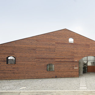 他の地域のコンテンポラリースタイルのおしゃれな家の外観 (木材サイディング、茶色い外壁、切妻屋根) の写真