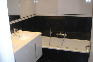 This is an example of a contemporary bathroom in Marseille.
