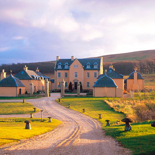 ロンドンのトラディショナルスタイルのおしゃれな三階建ての家 (オレンジの外壁) の写真