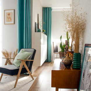 Foto di un piccolo soggiorno contemporaneo aperto con pavimento in laminato, nessuna TV e pavimento marrone