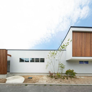他の地域のモダンスタイルのおしゃれな白い家 (陸屋根) の写真