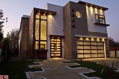 Inspiration for a contemporary exterior home remodel in Los Angeles