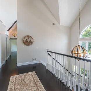 Idéer för en mellanstor klassisk hall, med beige väggar, bambugolv och brunt golv