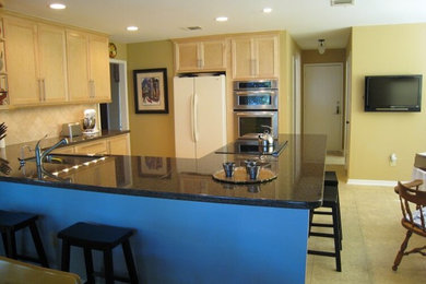 Kitchen - kitchen idea in Houston