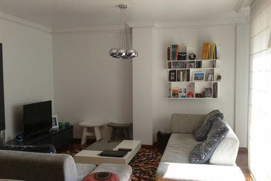 Foto de biblioteca en casa cerrada clásica renovada de tamaño medio sin chimenea con paredes blancas y pared multimedia