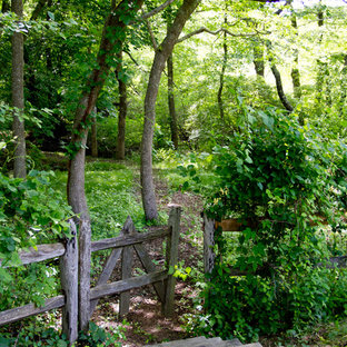 Eklektischer Garten mit Gartenweg und Dielen in New York