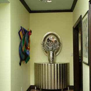 Inspiration för mycket stora klassiska hallar, med gröna väggar och ljust trägolv