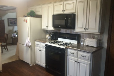 Kitchen - mid-sized traditional kitchen idea in Cleveland