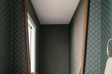 Example of a powder room design in Chicago