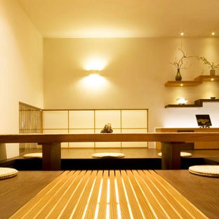 Ispirazione per un piccolo soggiorno etnico chiuso con sala formale, pareti bianche, parquet scuro, nessun camino e nessuna TV