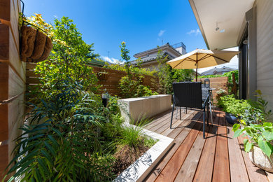 Foto de patio minimalista pequeño con jardín de macetas y toldo