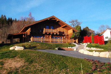 Idées déco pour une façade de maison beige montagne en bois de taille moyenne et à un étage avec un toit en shingle.