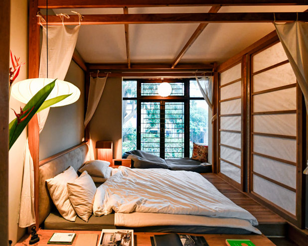 Farmhouse Bedroom by Sudaiva Studio