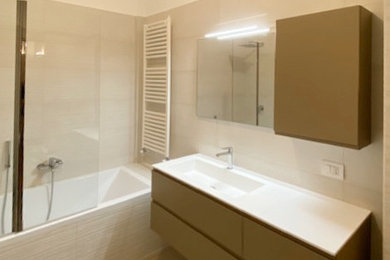 Foto di una stanza da bagno padronale minimalista di medie dimensioni con ante marroni, piastrelle beige, top bianco, un lavabo e mobile bagno sospeso
