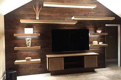 Mid-sized mountain style enclosed living room photo in Orlando with white walls, no fireplace and a wall-mounted tv
