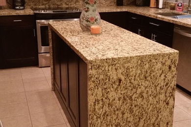 Kitchen - contemporary kitchen idea in Phoenix