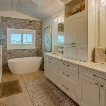 Bright and Spacious Modern Bathroom with Elevated Natural Finishes
