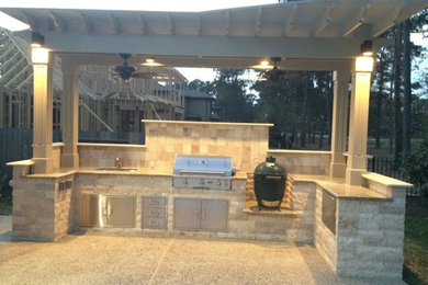 Kitchen - traditional kitchen idea in Houston