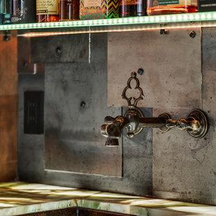 他の地域の中サイズのラスティックスタイルのおしゃれな着席型バー (アンダーカウンターシンク、レイズドパネル扉のキャビネット、濃色木目調キャビネット、オニキスカウンター、グレーのキッチンパネル、メタルタイルのキッチンパネル、無垢フローリング、茶色い床、緑のキッチンカウンター) の写真