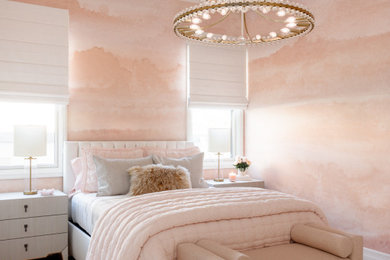オレンジカウンティにある中くらいなトランジショナルスタイルのおしゃれな客用寝室 (ピンクの壁、淡色無垢フローリング、ベージュの床、壁紙) のレイアウト