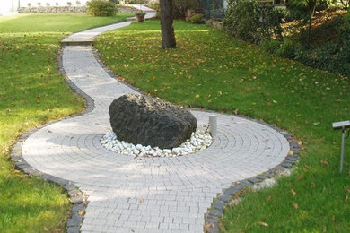 Großer, Schattiger Moderner Gartenweg mit Natursteinplatten in Frankfurt am Main