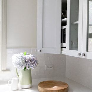 Idéer för ett mellanstort klassiskt kök, med en rustik diskho, skåp i shakerstil, grå skåp, bänkskiva i kvarts, vitt stänkskydd, stänkskydd i keramik, rostfria vitvaror och målat trägolv