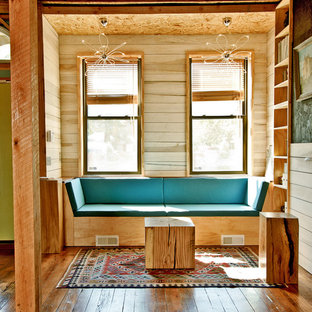 Foto på ett litet funkis vardagsrum, med mellanmörkt trägolv