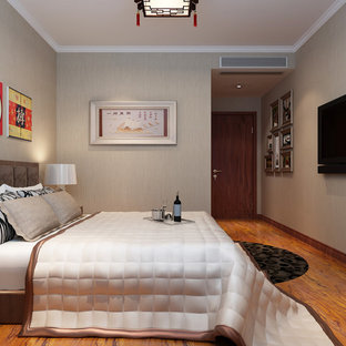 Esempio di una camera degli ospiti etnica di medie dimensioni con pareti grigie, pavimento in legno massello medio e nessun camino