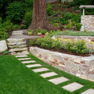 Cette photo montre un grand jardin arrière chic l'été avec une exposition ensoleillée et des pavés en pierre naturelle.