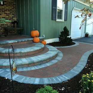 Idée de décoration pour un jardin avant chalet de taille moyenne avec une entrée ou une allée de jardin et des pavés en brique.
