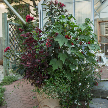My Houzz: A Canadian Garden Is Well-Prepared for the Cold Weather Ahead