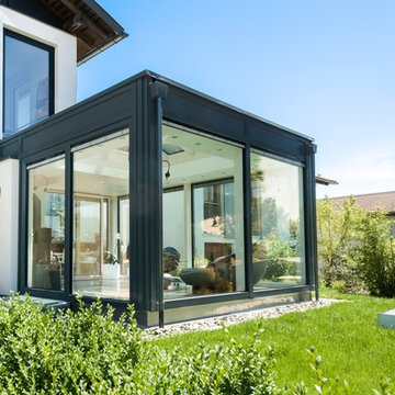 Wintergarten modern mit Flachdach und Kuppel