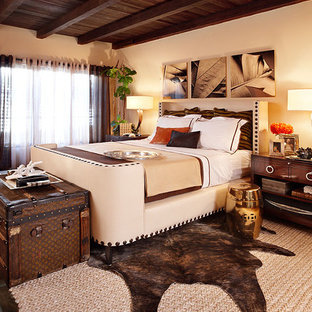 Rustik inredning av ett mellanstort huvudsovrum, med vita väggar, klinkergolv i terrakotta, en öppen hörnspis och en spiselkrans i gips