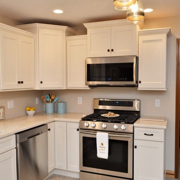 Warsaw, IN. Haas Signature Collection. Cream Colored Maple Kitchen