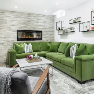 トロントの中サイズのコンテンポラリースタイルのおしゃれな地下室 (白い壁、淡色無垢フローリング、石材の暖炉まわり、ベージュの床、半地下 (窓あり) 、横長型暖炉) の写真